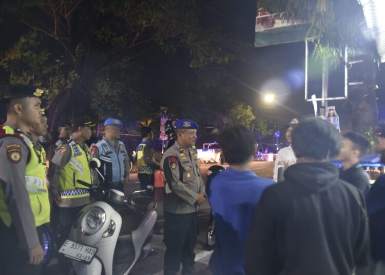 Personil Polresta Cirebon saat melakukan Gelar Patroli Sahur dalam menjaga ketertiban masyarakat dalam menjalankan ibadah sahur di bulan ramadhan, Jumat (15/3/2024) dini hari.