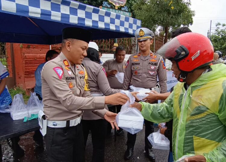 Polres Cirebon Kota berbagi takjil di bulan Ramadhan di lampu merah Jalan Siliwangi, Kamis (14/3/2024).*