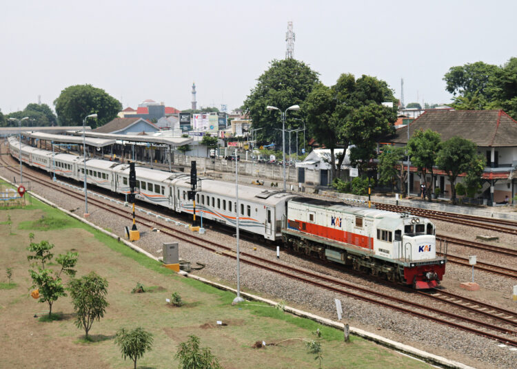 Akibat banjir Semarang sejumlah perjalanan kereta api terkendala.*