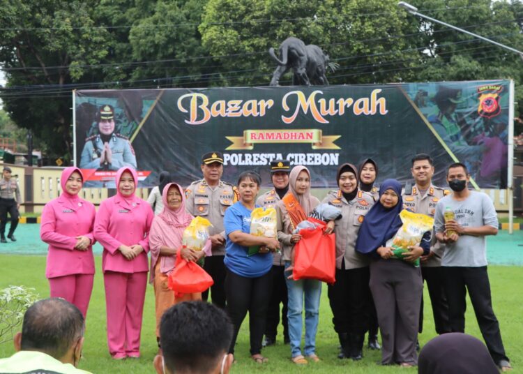 Kapolresta Cirebon, Kombes Sumarni, bersama sejumlah masyarakat yang hadir di kegiatan Bazar Murah Ramadhan di Mapolresta, Jumat (15/3/2024).*