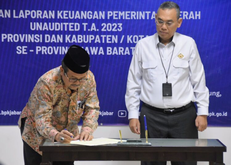 Bupati Cirebon, Imron, saat melakukan penandatangan saat penyerahan berkas laporan keuangan tahun 2023 kepada Badan Pemeriksa Keuangan (BPK) Jawa Barat, Senin (18/3/2024).