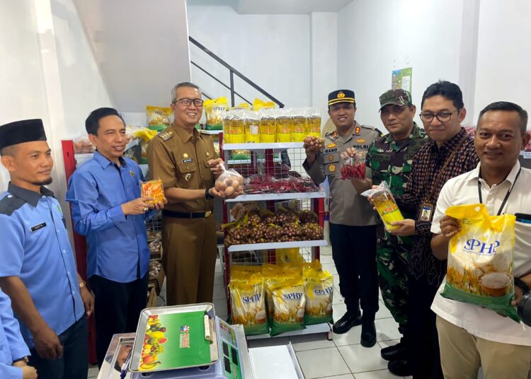 Launching Warung Peduli Inflasi Barometer Pengendalian Harga Kebutuhan Pokok di Pasar Jagasatru, Selasa (19/3/2024).*