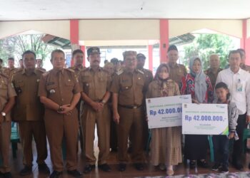 Dua Kuwu di Kabupaten Cirebon Meninggal, Bupati Serahkan Hak dari BPJS TK kepada Ahli Waris