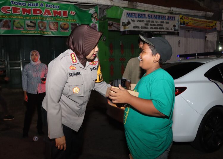 Kapolresta Cirebon Kombes Sumarni, saat mengedukasi dan mengajak masyarakat untuk menjaga Kamtibmas dalam agenda Patroli Sahur, Rabu (20/3/2024) dini hari.