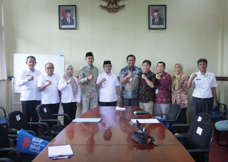 Pemkab Cirebon usai menggelar audiensi dengan Kementerian Kesehatan perihal percepatan pembuatan Perda Kawasan Tanpa Rokok di ruang rapat Bupati, Rabu (21/3/2024).