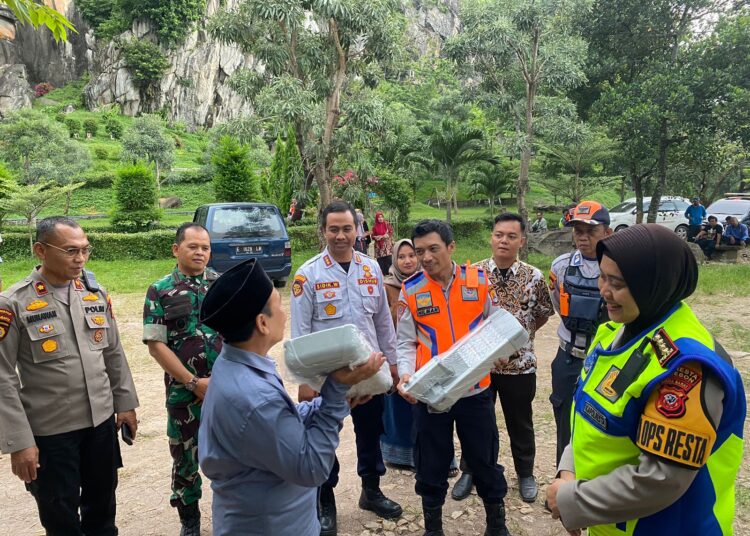 Kapolresta Cirebon, Kombes Sumarni, didampingi Kadishub, Hilman Firmansyah, saat menyalurkan sembako dan lampu PJU bagi masyarakat di Desa Cupang, Kecamatan Gempol, Kamis (21/3/2024) sore,  jelang berbuka puasa.