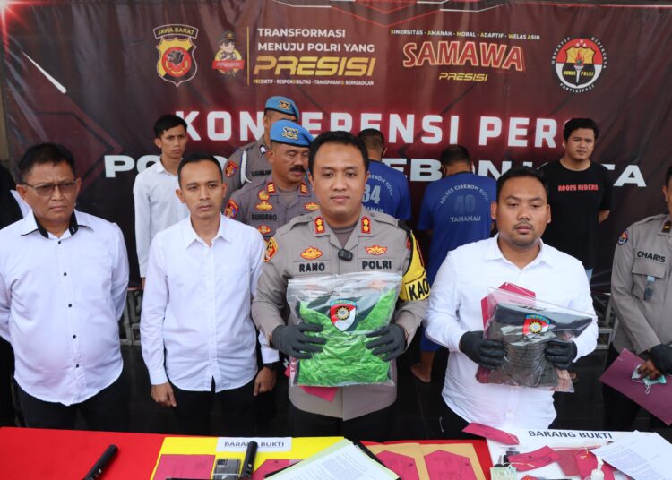 Kapolres Cirebon Kota AKBP Mohamad Rano Hadiyanto dalam konferensi pers kasus Guru Honor Cabuli Siswinya di Mapolres setempat, Senin (25/3/2024).*