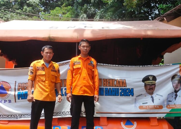 Personil BPBD Kabupaten Cirebon saat mempersiapkan sejumlah sarpras jelang mudik lebaran tahun ini, Selasa (26/3/2024).