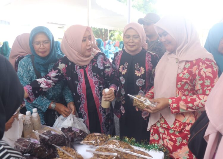 Tim Penggerak PKK, DWP, GOW Kabupaten Cirebon, dikomandoi Ketua TP PKK Kabupaten Cirebon, Nunung Roosmini, saat menggelar Bazar Ramadan yang diselenggarakan di halaman Pendopo Bupati Cirebon, pada Selasa (26/3/2024).
