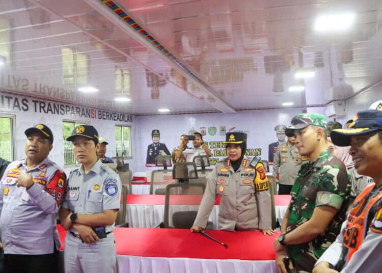 Kapolresta Cirebon, Kombes Sumarni, bersama unsur Forkopimda saat melakukan pengecekan Pospam mudik lebaran tahun 2024 di wilayah hukumnya, Kamis (28/3/2024).