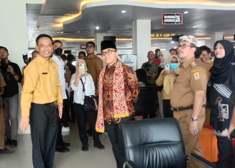 Menteri Pendayagunaan Aparatur Negara dan Reformasi Birokrasi (PANRB), Abdullah Azwar Anas, didampingi Bupati Cirebon, Imron dan jajaran, saat melakukan inspeksi mendadak ke Mall Pelayanan Publik (MPP) Kabupaten Cirebon, Senin (4/3/2024).