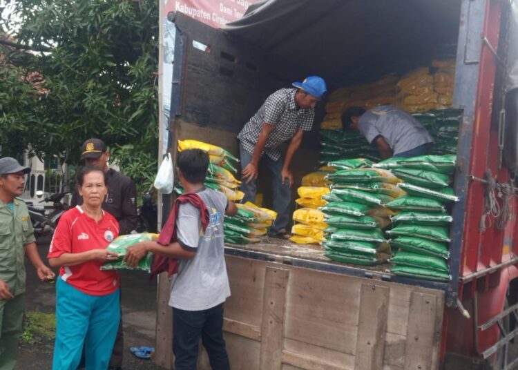 DKPP Kabupaten Cirebon saat menggelar bazar ramadhan di Kelurahan Kemantren, Kecamatan Sumber, Kabupaten Cirebon, Jumat (15/3/2024).