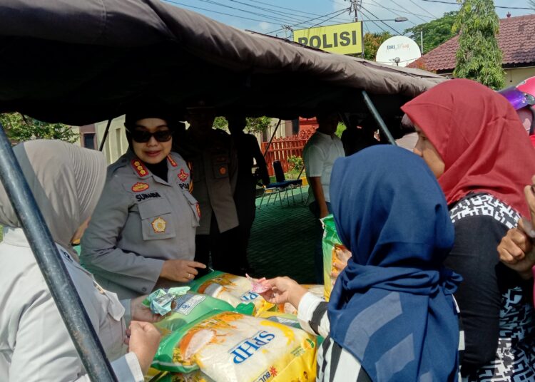 Kapolresta Cirebon, Kombes Sumarni, saat melayani masyarakat dalam bazar murah ramadhan di Mapolresta, Jumat (22/3/2024).