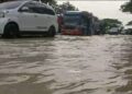 Banjir Meluas Hingga ke Jalur Pantura Cirebon, Petugas Kepolisian Evakuasi Korban Ratusan Warga