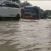 Banjir Meluas Hingga ke Jalur Pantura Cirebon, Petugas Kepolisian Evakuasi Korban Ratusan Warga