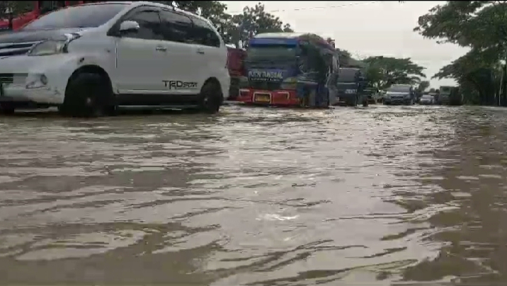 Jalur pantura di wilayah timur Kabupaten Cirebon terdampak banjir yang merendam puluhan desa di sejumlah kecamatan Kabupaten Cirebon, Rabu (6/3/2024).