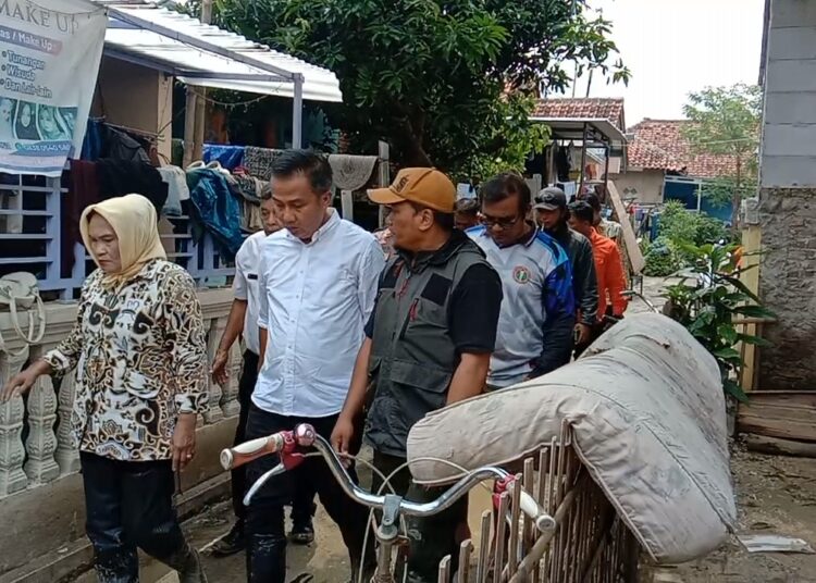 Pj Gubernur Jawa Barat, Bey Machmudin, didampingi jajaran saat meninjau lokasi banjir di Desa Mekarsari, Kecamatan Waled, Kabupaten Cirebon, Kamis (7/3/2024).