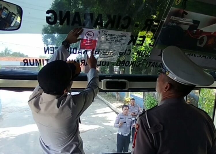 Petugas Dishub Kabupaten Cirebon dan Polresta Cirebon saat melakukan pengecekan kendaraan bus antar kota di terminal Sumber, Kabupaten Cirebon, Rabu (20/3/2024).