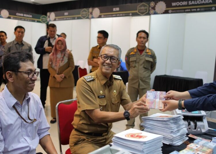 Wali Kota Cirebon, Drs. H. Agus Mulyadi, M.Si., mengecek layanan penukaran uang di Grage City Mall, Senin (25/3/2024).*