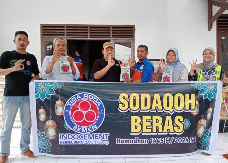 Indocement membagikan 10.110 paket sedekah beras Ramadan untuk masyarakat desa mitra.foto:ist.