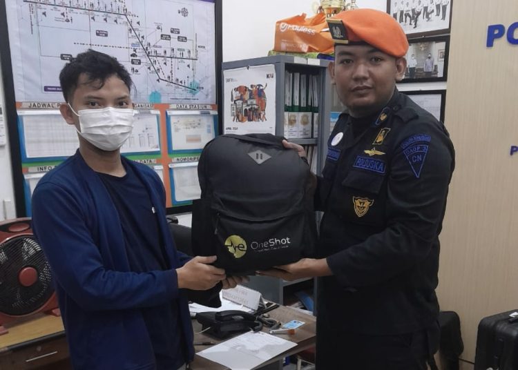 Polsuska PT KAI Daop 3 Cirebon saat menyerahkan barang tertinggal milik penumpang kereta api pada layanan lost and found.foto:istimewa.