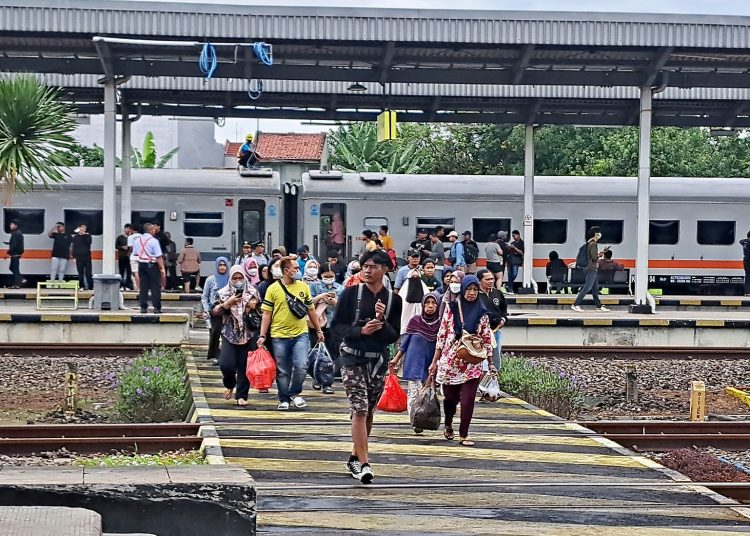 Penumpang KA di Stasiun Parujakan Cirebon.*