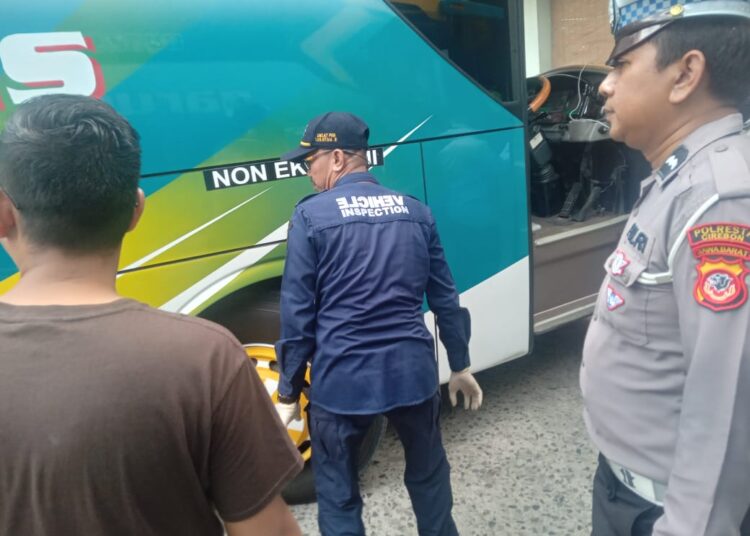 Personil gabungan dari Polresta dan Dishub Kabupaten Cirebon saat mengecek kendaraan bus di wilayah kerjanya, Selasa (2/4/2024)./*