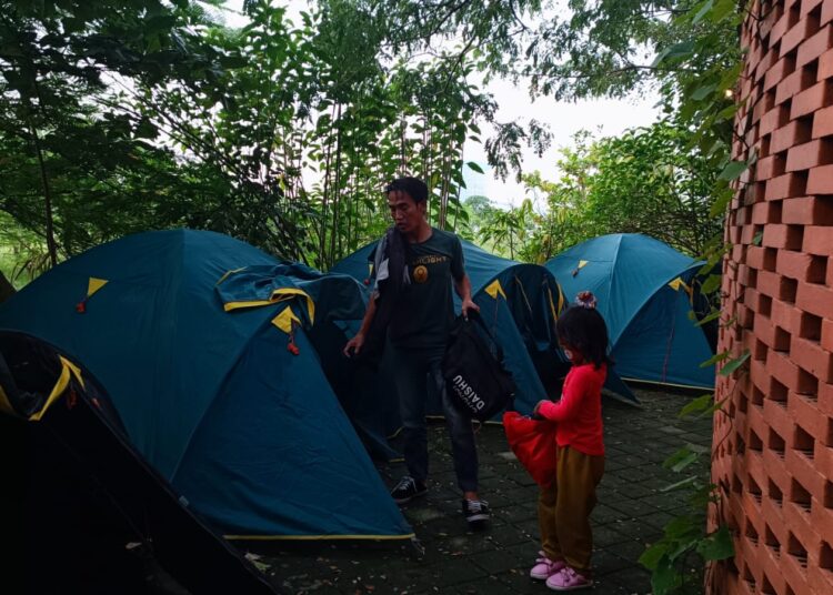 Pemudik saat merasakan fasilitas kenyamanan dan beristirahat di Rest Area Taman Cirebon Power./*