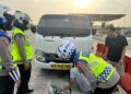 Demi Kelancaran Sesama Pemudik, Tim Polwan Sisir Pengendara yang Berhenti di Bahu Jalan Tol
