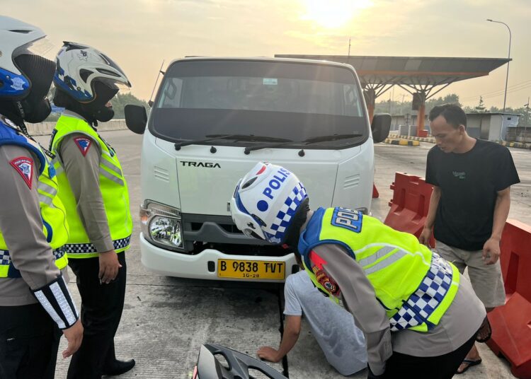 Tim Polwan Polresta Cirebon saat menyambangi pemudik yang kendaraannya bermasalah di bahu jalan tol, Sabtu (6/4/2024).