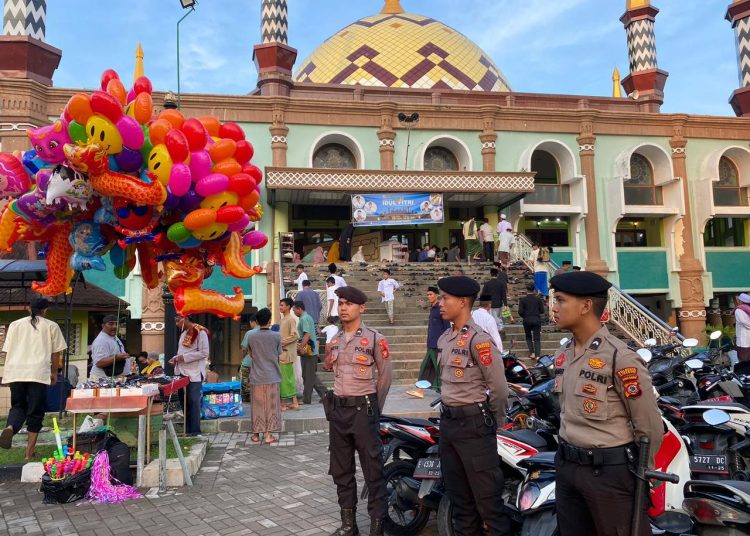 Sejumlah Personil Polresta Cirebon saat melakukan pengamanan shalat Idul Fitri di Masjid Agung Sumber, Kabupaten Cirebon, Rabu (10/4/2024)./*