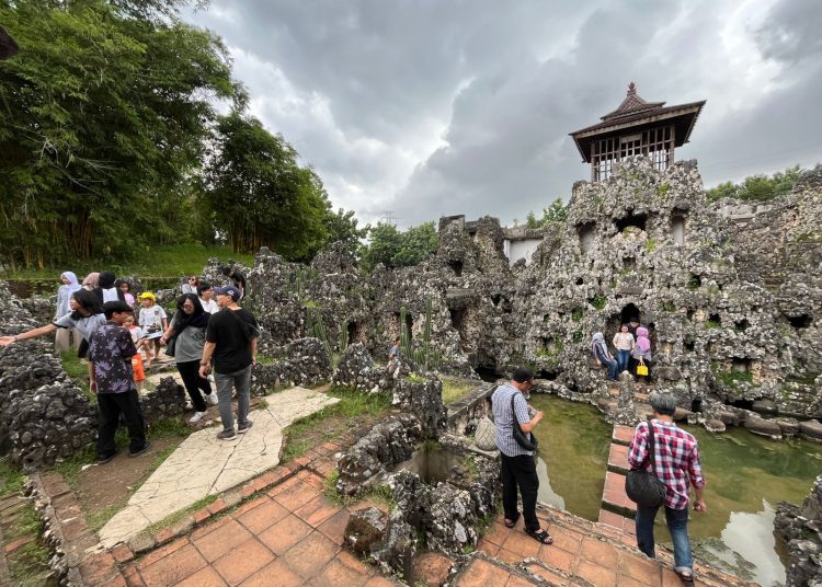 Kunjungan wisatawan di obyek wisata Taman Air Goa Sunyaragi saat liburan Idulfitri 1445 H kemarin.*