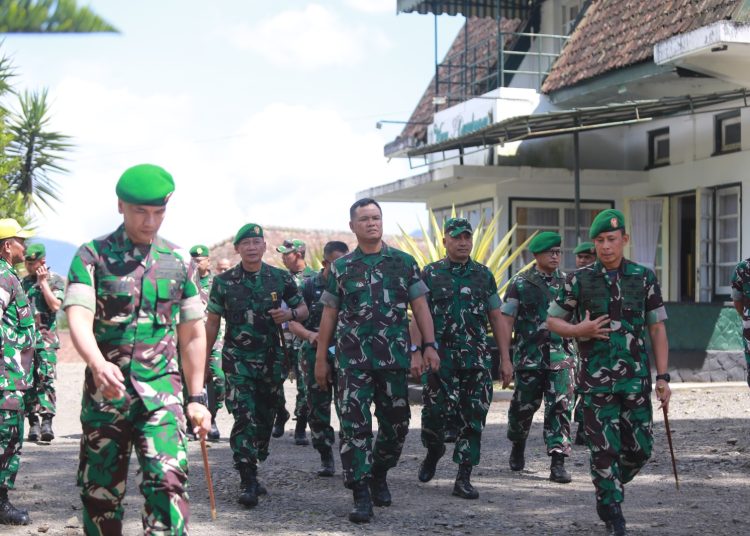 Wakasad, Letjen TNI Tandyo Budi R, S.Sos., didampingi Pangdam III/Siliwangi, Mayjen TNI Mohammad Fadjar, MPICT., dan jajaran, saat kunjungan kerja ke wilayah Kodam III/Siliwangi, Rabu (17/4/2024).