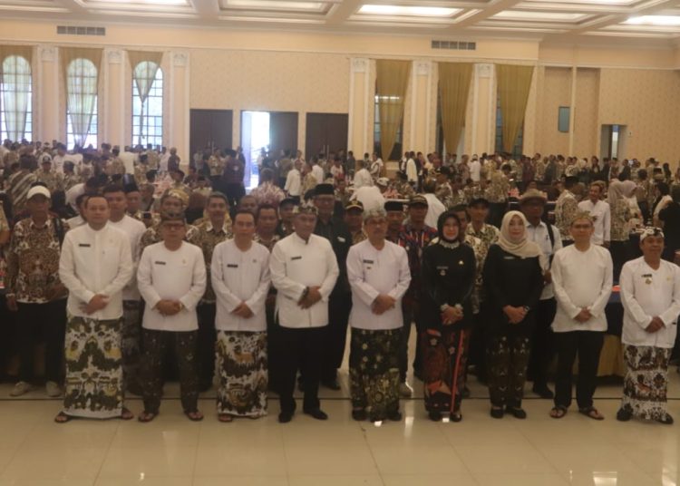 Bupati Cirebon, Imron didampingi Wakil Bupati Cirebon, Wahyu Tjiptaningsih, dalam kegiatan pembinaan kapasitas aparatur pemerintah desa di Hotel Apita, Kabupaten Cirebon, Kamis (18/4/2024). /*