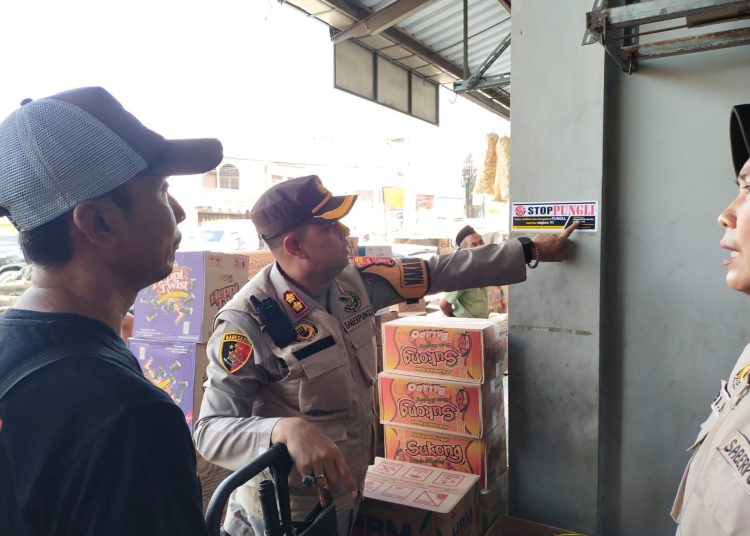 Ketua UPP Saber Pungli Kabupaten Cirebon sekaligus Wakapolresta Cirebon, AKBP Dedy Darmawansyah, saat monitoring wilayahnya agar terbebas praktek melanggar hukum, Kamis (18/4/2024).