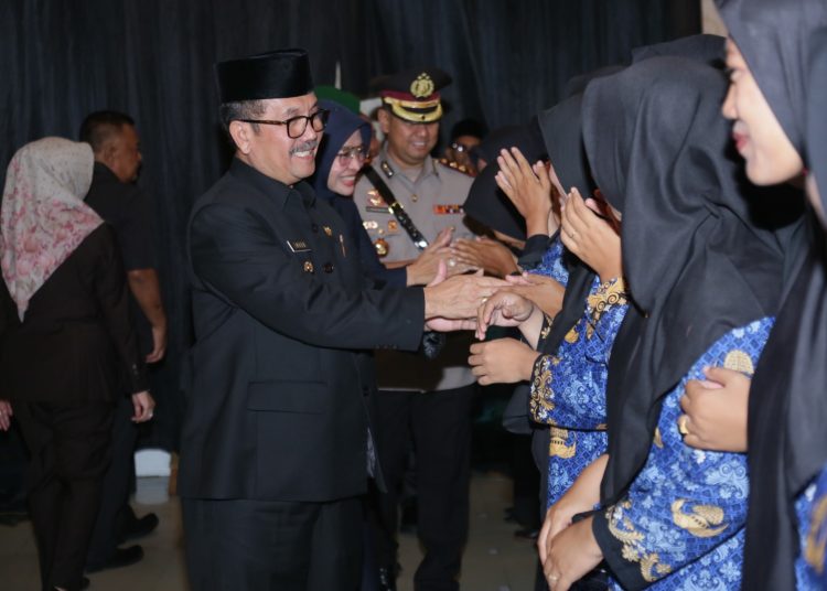 Bupati Cirebon Imron, bersama Wakil Bupati Cirebon Wahyu Tjiptaningsih, dan Forkopimda usai melantik ribuan Pegawai P3K di hotel apita, Kabupaten Cirebon, Jumat (19/4/2024).