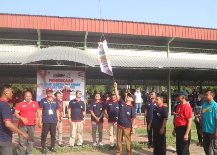 Bupati Cirebon, Imron, saat membuka Olimpiade Olahraga Siswa Nasional (O2SN) di Lapangan Ranggajati Sumber, Kabupaten Cirebon, Selasa (23/4/2024).