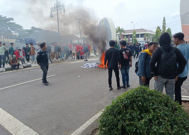 Sejumlah mahasiswa saat menggelar aksi unjuk rasa di depan gedung DPRD Kabupaten Cirebon yang berujung ricuh, Rabu (24/4/2024).