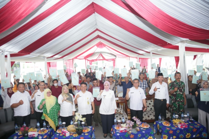 Wakil Bupati Cirebon, Wahyu Tjiptaningsih, dan jajaran dalam kegiatan pemberian ratusan sertifikat tanah di Kecamatan Ciwaringin, Rabu (24/4/2024).