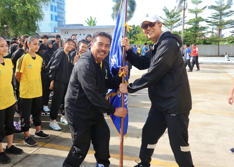 Pj Wali Kota Cirebon, H Agus Mulyadi (kanan) bersama Kepala Dinas Pemuda dan Olahraga, Irawan Wahyono (kiri) melepas kontingen atlet, pelatih dan official Kota Cirebon untuk berlaga di ajang Pekan Olahraga Pelajar Wilayah Daerah (Popwilda) Jawa Barat tahun 2024, Jumat (26/4/2024).***