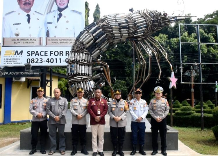 Kapolresta Cirebon, Kombes Sumarni dan perwakilan Forkopimda usai peresmian monumen tugu udang  di sebelah pos one way perempatan SMPN 1 Sumber, Kabupaten Cirebon, Selasa (30/4/2024).