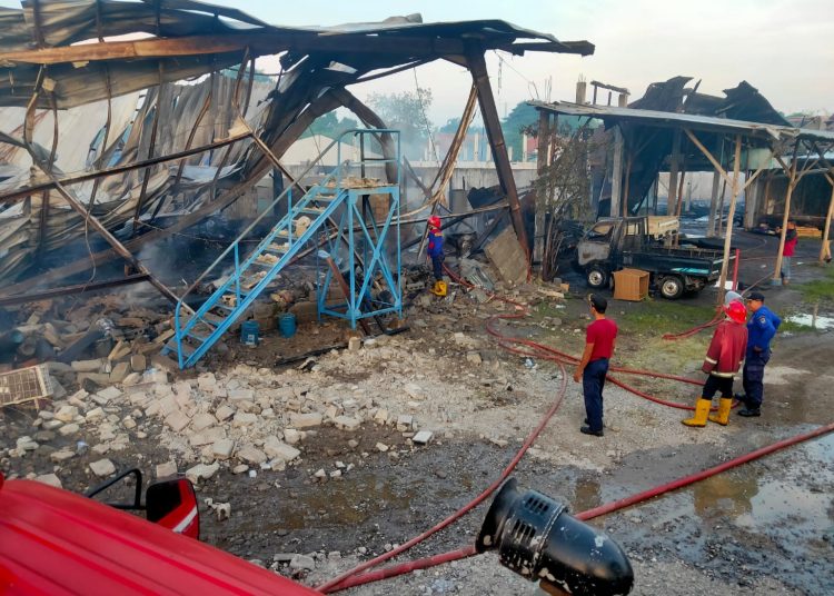 Petugas gabungan pemadam kebakaran saat berupaya memadamkan api di pabrik rotan  PT. Indigo Mandiri Sejahtera, yang berlokasi di jalan Yudhistira, Desa Karang Asem, Kecamatan Plumbon, Kabupaten Cirebon, Senin (22/4/2024).