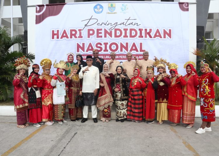 Pawai Kurikulum Merdeka Meriahkan Peringatan Hari Pendidikan Nasional di Balaikota Cirebon, Rabu (2/5/2023).*