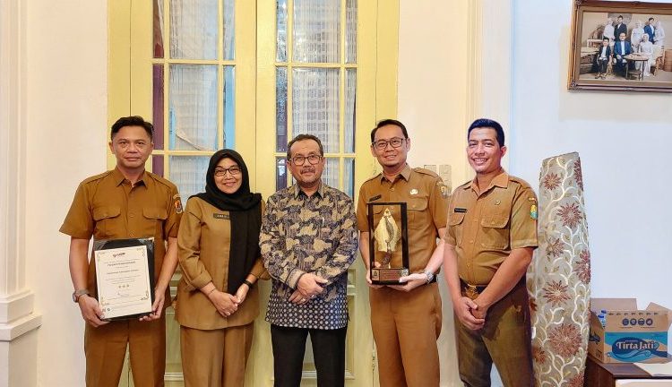 Bupati Cirebon, Imron (tengah) usai menerima penghargaan dari Lembaga Kebijakan Pengadaan Barang/Jasa Pemerintah (LKPP), di Pendopo Bupati, Senin (6/5/2024).