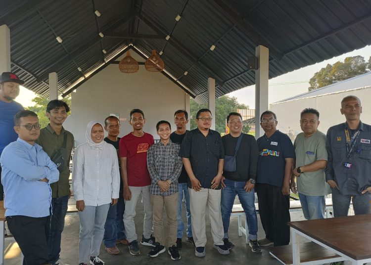 Foto bersama para pemilik media online Cirebon sepakat membentuk Forum Owner Media Online (FOMO) di salah satu kafe di kawasan Majasem, Selasa (7/5/2024).*