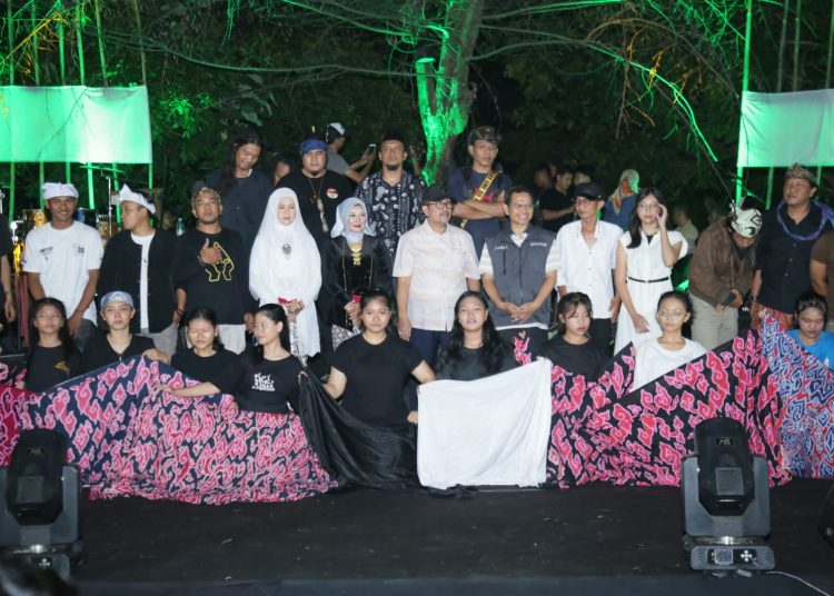 Bupati Cirebon, saat hadir dalam kegiatan Cirebon Inovasi Festival (Cinofest) sebagai wadah anak muda berinovasi yang berlangsung di Taman Parkir, Kecamatan Sumber, Kabupaten Cirebon, Rabu (8/5/2024) malam.