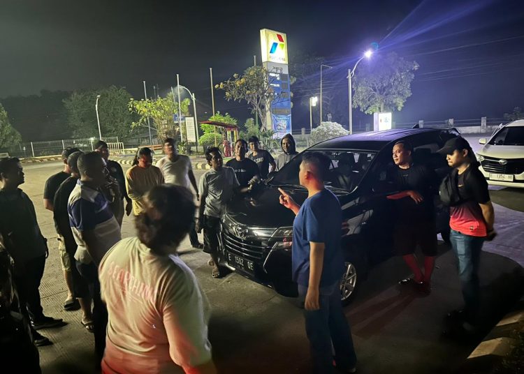 Jajaran Satreskrim Polresta Cirebon saat melakukan penangkapan pelaku pembunuhan yang korbannya dibuang di sungai Kecamatan Arjawinangun, Kabupaten Cirebon, Sabtu (10/5/2024).