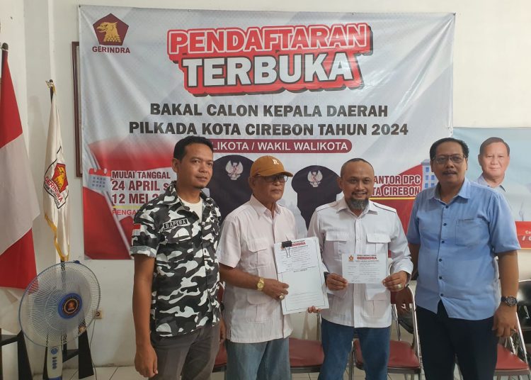 Foto bersama Heru Cahyono dan Ketua DPC Partai Gerindra Kota Cirebon, Eman Sulaeman usai mendaftarkan diri menjadi bakal calon Wali Kota Cirebon pada Pilkada 2024 mendatang, Minggu (12/5/2024).*