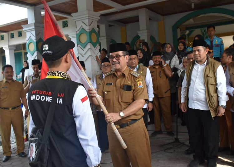 Bupati Cirebon, Imron didampingi jajaran dan Kemenag saat melepas ratusan jemaah haji di Asrama Haji Watubelah, Kabupaten Cirebon, Senin (13/5/2024).