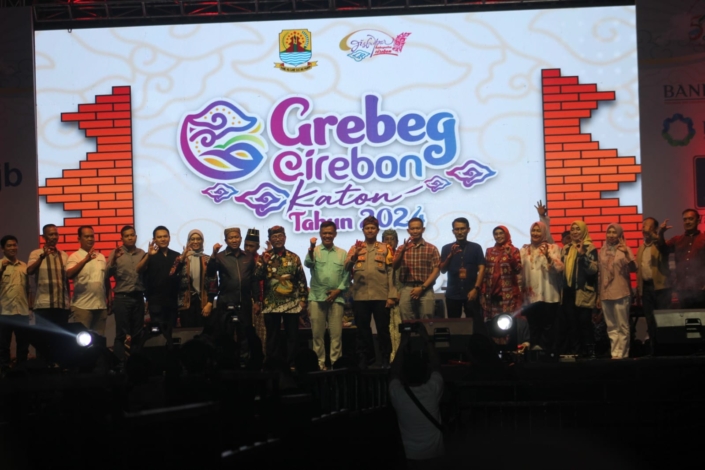 Bupati Cirebon, Imron, bersama Forkopimda Kabupaten Cirebon, saat opening ceremony gelaran Grebeg Cirebon Katon (GCK) 2024  di Halaman SOR Watubelah Sumber, Senin (13/5/2024) malam.